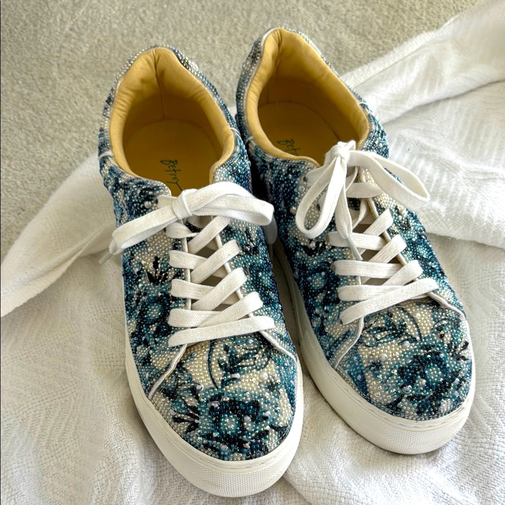 Betsey Johnson Sidny blue white floral sneakers. Size 8.5